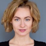 Jiřina Daňhelová Instagram - Jde to hrozně proti sobě. Jak mě irituje celej bodyshaming se všema jeho důsledkama a to jak mi tlučou do hlavy, že pořád MUSÍM někomu ukazovat jak ZROVNA TEĎ vypadám. A taky, že to stále není ono. Ipřesto jak otevřený všem možnostem se to celé naoko tváří. Ale nejsem jediná ve fázi ve ktery mužeš tak maximálně poděkovat , za boje ,,jen" tohohle typu. Takhle mě vidí má drahá @katerinavasova A to i presto, že jí často lezu na nervy. ♥️🙈