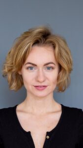 Jiřina Daňhelová Instagram - Jde to hrozně proti sobě. Jak mě irituje celej bodyshaming se všema jeho důsledkama a to jak mi tlučou do hlavy, že pořád MUSÍM někomu ukazovat jak ZROVNA TEĎ vypadám. A taky, že to stále není ono. Ipřesto jak otevřený všem možnostem se to celé naoko tváří. Ale nejsem jediná ve fázi ve ktery mužeš tak maximálně poděkovat , za boje ,,jen