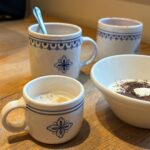 Jiřina Daňhelová Instagram - V Krkonošské Malé Úpě leží rozmilá chalupa Hradečanka kde Vám nabídnou luxusní soukromou saunu, vinny sklípek, italskou kuchyni a k snídani mimo jiné krupicovou kaši. Hned za chatou je sjezdovka, pod chatou půjčovna všeho co byste mohli potřebovat včetně lyžařské školy na odložení dětí. Od chaty vede taková ta nejhezčí cesta na Sněžku na kterou půjdete v době kdy bude určitě hnusně ale to nevadí. Dog friendly je na Hradečance restaurace a pokoje i na Jeřabince která k tomu patří :) @chata_hradecanka_1931 právem patří mezi @amazingplacescz Děkuji za hezčí vstup do nového roku. 🤍 Chata Hradečanka & Jeřabinka