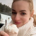 Jiřina Daňhelová Instagram - V Krkonošské Malé Úpě leží rozmilá chalupa Hradečanka kde Vám nabídnou luxusní soukromou saunu, vinny sklípek, italskou kuchyni a k snídani mimo jiné krupicovou kaši. Hned za chatou je sjezdovka, pod chatou půjčovna všeho co byste mohli potřebovat včetně lyžařské školy na odložení dětí. Od chaty vede taková ta nejhezčí cesta na Sněžku na kterou půjdete v době kdy bude určitě hnusně ale to nevadí. Dog friendly je na Hradečance restaurace a pokoje i na Jeřabince která k tomu patří :) @chata_hradecanka_1931 právem patří mezi @amazingplacescz Děkuji za hezčí vstup do nového roku. 🤍 Chata Hradečanka & Jeřabinka