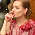 Jiřina Daňhelová Instagram - Děkuji Ti pane bože že jsem nerozflákala ty naušnice, Nezničila vypujčenou kožešinovou pelerínu, kterou měla na sobě Táňa Pauhofová na premiéře Lídy Baarový. ( kdybyste někde objevili fotku tak pošlete 🙏🏻) Honzovi Kořínkovi za vlasový wellness a makeup artistce za veškerej komfort a přesnost. Beatě za vesmírný šaty na míru, ze zlato červené pavučinky , s neviditelnými kapsami 🦋 Za minikurz pozovaček a za boty a doplňky z @aldo_shoes Pak taky děkuji že jsem nic neztratila, skoro nikoho neurazila, a vpořádku dorazila domu. šperky : @swarovski @mconsulting.cz vlasy: @hairstudiohonzakorinek make-up: @nkstudio_cz šaty : @beatarajska @beatarajska_design 🤍 A taky děkuji @j.e_styling že mi minulej tyden celkem trikrat kryl záda ! :D 🤍