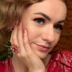Jiřina Daňhelová Instagram - Děkuji Ti pane bože že jsem nerozflákala ty naušnice, Nezničila vypujčenou kožešinovou pelerínu, kterou měla na sobě Táňa Pauhofová na premiéře Lídy Baarový. ( kdybyste někde objevili fotku tak pošlete 🙏🏻) Honzovi Kořínkovi za vlasový wellness a makeup artistce za veškerej komfort a přesnost. Beatě za vesmírný šaty na míru, ze zlato červené pavučinky , s neviditelnými kapsami 🦋 Za minikurz pozovaček a za boty a doplňky z @aldo_shoes Pak taky děkuji že jsem nic neztratila, skoro nikoho neurazila, a vpořádku dorazila domu. šperky : @swarovski @mconsulting.cz vlasy: @hairstudiohonzakorinek make-up: @nkstudio_cz šaty : @beatarajska @beatarajska_design 🤍 A taky děkuji @j.e_styling že mi minulej tyden celkem trikrat kryl záda ! :D 🤍