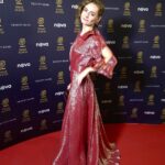 Jiřina Daňhelová Instagram - Děkuji Ti pane bože že jsem nerozflákala ty naušnice, Nezničila vypujčenou kožešinovou pelerínu, kterou měla na sobě Táňa Pauhofová na premiéře Lídy Baarový. ( kdybyste někde objevili fotku tak pošlete 🙏🏻) Honzovi Kořínkovi za vlasový wellness a makeup artistce za veškerej komfort a přesnost. Beatě za vesmírný šaty na míru, ze zlato červené pavučinky , s neviditelnými kapsami 🦋 Za minikurz pozovaček a za boty a doplňky z @aldo_shoes Pak taky děkuji že jsem nic neztratila, skoro nikoho neurazila, a vpořádku dorazila domu. šperky : @swarovski @mconsulting.cz vlasy: @hairstudiohonzakorinek make-up: @nkstudio_cz šaty : @beatarajska @beatarajska_design 🤍 A taky děkuji @j.e_styling že mi minulej tyden celkem trikrat kryl záda ! :D 🤍