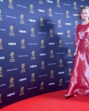 Jiřina Daňhelová Instagram - Děkuji Ti pane bože že jsem nerozflákala ty naušnice, 
Nezničila vypujčenou kožešinovou pelerínu, kterou měla na sobě Táňa Pauhofová na premiéře Lídy Baarový. ( kdybyste někde objevili fotku tak pošlete 🙏🏻) Honzovi Kořínkovi za vlasový wellness a makeup artistce za veškerej komfort a přesnost. Beatě za vesmírný šaty na míru, ze zlato červené pavučinky , s neviditelnými kapsami 🦋
Za minikurz pozovaček a za boty a doplňky z @aldo_shoes 
Pak taky děkuji že jsem nic neztratila, skoro nikoho neurazila, a vpořádku dorazila domu. 
šperky : @swarovski 
@mconsulting.cz 
vlasy: @hairstudiohonzakorinek 
make-up: @nkstudio_cz 
šaty : @beatarajska 
@beatarajska_design 🤍

A taky děkuji @j.e_styling že mi minulej tyden celkem trikrat kryl záda ! :D 🤍