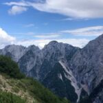 Jiřina Daňhelová Instagram - Juliana trail jsem si vybrala za prvé proto, že jsem chtěla na chvíli do kouzelnýho světa s minimem lidí, za druhé se na začátek dá dojet vlakem a za třetí je jeho trasa oficiálně zapsaná teprve od roku 2019. Tudíž pravděpodobnost , že na něm potkáš desítky influencerů živě streamujících svou “duchovní proměnu” na sítě, je tímpádem nulová. (Promin Compostelo. Třeba jindy.🔆) Jde o 270 km dlouhej trek kolem Triglavskýho národního parku ve Slovinsku. Zažiješ křišťálový tůňky, jezera, dravý říčky, překrásný vodopády, malovaný včelíny, babičky co neuměj anglicky ale uměj skvělý sýry, lesy jak v Jurským parku, spoustu perníkových chaloupek, krávy, ovce, dolinky, květinový pole a když pujde kolem Frodo Pytlik, pozdravíš jako starej známej. Trasa je řazená jako mírně náročná, takže pokud půjdeš poslušně po cestě, čeká tě nejvyšší bod 1326 m.n. m. Ale pokud jsi jako já, nikdy neuděláš nic podle návodu, chceš do horskýho sedla, ke skalním štítům a prostě kam se ti zamane, mužeš si vyšplhat co je ti sympatický a ocitnout se ve 2500 jen ty a vítr a pak se zase vrátit na poklidnou procházkovou trať jakoby nic. Pokud jsi poslušná/ý pujdeš každý den 20km do dalšího stanoviště kde se ubytuješ a rano vyrazíš znovu na další etapu cesty. Méně poslušní jedinci, si to kempnout na pět nocí sami u lesa mimo civilizaci dokud nazačnou povodně. ( 🙈 )Tuto variantu vřele nedoporučuji slabším povahám protože z lesa se vnoci stavá záhada Blair Witch lusknutím prstu a tobě může hrábnout než bys řekl švec. Byl by to takovej kurz práce s myslí zadarmo ale ja jsem samozřejme spala v hotelech. Proto ten stan. Haha. Přikládám vám sem odkaz kterej vám celou cestu podrobně představí a vy prostě jen sbalíte to nejnutnější a vyrazíte na chvíli do Narnie : https://www.svetoutdooru.cz/hory/prechod-juliana-trail/ #zpatkykezdroji #270km #11dní ✅