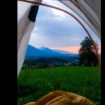 Jiřina Daňhelová Instagram - Juliana trail jsem si vybrala za prvé proto, že jsem chtěla na chvíli do kouzelnýho světa s minimem lidí, za druhé se na začátek dá dojet vlakem a za třetí je jeho trasa oficiálně zapsaná teprve od roku 2019. Tudíž pravděpodobnost , že na něm potkáš desítky influencerů živě streamujících svou “duchovní proměnu” na sítě, je tímpádem nulová. (Promin Compostelo. Třeba jindy.🔆) Jde o 270 km dlouhej trek kolem Triglavskýho národního parku ve Slovinsku. Zažiješ křišťálový tůňky, jezera, dravý říčky, překrásný vodopády, malovaný včelíny, babičky co neuměj anglicky ale uměj skvělý sýry, lesy jak v Jurským parku, spoustu perníkových chaloupek, krávy, ovce, dolinky, květinový pole a když pujde kolem Frodo Pytlik, pozdravíš jako starej známej. Trasa je řazená jako mírně náročná, takže pokud půjdeš poslušně po cestě, čeká tě nejvyšší bod 1326 m.n. m. Ale pokud jsi jako já, nikdy neuděláš nic podle návodu, chceš do horskýho sedla, ke skalním štítům a prostě kam se ti zamane, mužeš si vyšplhat co je ti sympatický a ocitnout se ve 2500 jen ty a vítr a pak se zase vrátit na poklidnou procházkovou trať jakoby nic. Pokud jsi poslušná/ý pujdeš každý den 20km do dalšího stanoviště kde se ubytuješ a rano vyrazíš znovu na další etapu cesty. Méně poslušní jedinci, si to kempnout na pět nocí sami u lesa mimo civilizaci dokud nazačnou povodně. ( 🙈 )Tuto variantu vřele nedoporučuji slabším povahám protože z lesa se vnoci stavá záhada Blair Witch lusknutím prstu a tobě může hrábnout než bys řekl švec. Byl by to takovej kurz práce s myslí zadarmo ale ja jsem samozřejme spala v hotelech. Proto ten stan. Haha. Přikládám vám sem odkaz kterej vám celou cestu podrobně představí a vy prostě jen sbalíte to nejnutnější a vyrazíte na chvíli do Narnie : https://www.svetoutdooru.cz/hory/prechod-juliana-trail/ #zpatkykezdroji #270km #11dní ✅