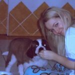 Jiřina Daňhelová Instagram - Březen jsem strávila péčí o velmi blízkýho člověka v nemocnici. V dubnu jsme se tiše radovali, že se to zvládlo a mě došlo, jak je strašně důležitý, aby to okolí pacienta mentálně nevzdalo. Už tohle přišlo v době, která byla daleko za hranou toho, čemu jsem říkala ,,mám se fajn”… Tlak všude kolem a udalosti posledních měsiců mě zmenšily na číslo 44kg. Já vím. Nejedná se ale o to, co vás napadne jako první, nicméně příčiny, průběh a výsledky jsou podobny. Ocitla jsem se v kruhu, ze kterýho se mi nedaří vystoupit a soudě podle očí do kterych se často dívám, odhaduju že je nás spousta kdo jsme se z těch extrémních dvou let doteď nevzpamatovali….? Právě proto jsem ti tolik rozumněla, když ti všichni po operaci žaludku nutili jidlo a tys ho nechtěl. Citlivější bytosti se totiž neladujou jen tak pro nic za nic čímkoliv co se namane, ale jidla si cení, užívají si ho, jsou za něj vděčný a jedí vědomně, zpravidla když mají spojenou náladu s chutí. To teď nebyl tvůj případ a dlouhodobě ani muj. Ještě v uterý jsem za tebou byla na klinice a viděla jsem, jak tomu nerozumíš, proč jsme tě nechali v chemicky smradlavým místě, kde je spoustu injekcí a bolavých, odevzdaných kožíšků. Brals to tak, že ti tam lidi ubližujou. Rezignovaně jsi to přijal, mě to trhalo žíly ale věděla jsem, že potrebuješ výživu 24/7 abys to zvládnul slibovala jsem si, že si to vynahradíme! Nevynahradili. Předevčírem jsi kvůli neurotickym problemům začal v kleci štěkat do rohu a už nešlo ignorovat to blbý tušení který všichni kromě mě už týden přiznávali. Teď jedu za tebou na vikend abych s tebou byla až to budeš chtít vzdát, ale jedu pozdě. Nestihla jsem se rozloučit. Byls utracenej. Byla to vpodstatě otázka pár hodin. Kde je hranice toho, kdy už je to vysvobozeni a kdy ještě ne, si zvířata sama neřeknou, jen věřím, že to věda odhadla správně. Citilia jsem to pochopitelne jinak než veterinář. Ája od Fíka už teda nebudu. Malá Emily topící se v bazéně, kterou zachraňuješ ve filmu Beethoven, ani Atrey kterýho Falco vytáhl na poslední chvíli z bahna v Nekonečným příběhu taky ne. Deset let bylo strašně málo pro nás dva. Za mý zlomený srdce doteď nikdo kromě Tebe nestál.