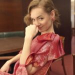 Jiřina Daňhelová Instagram - Děkuji Ti pane bože že jsem nerozflákala ty naušnice, Nezničila vypujčenou kožešinovou pelerínu, kterou měla na sobě Táňa Pauhofová na premiéře Lídy Baarový. ( kdybyste někde objevili fotku tak pošlete 🙏🏻) Honzovi Kořínkovi za vlasový wellness a makeup artistce za veškerej komfort a přesnost. Beatě za vesmírný šaty na míru, ze zlato červené pavučinky , s neviditelnými kapsami 🦋 Za minikurz pozovaček a za boty a doplňky z @aldo_shoes Pak taky děkuji že jsem nic neztratila, skoro nikoho neurazila, a vpořádku dorazila domu. šperky : @swarovski @mconsulting.cz vlasy: @hairstudiohonzakorinek make-up: @nkstudio_cz šaty : @beatarajska @beatarajska_design 🤍 A taky děkuji @j.e_styling že mi minulej tyden celkem trikrat kryl záda ! :D 🤍