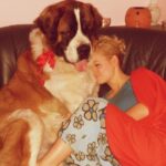 Jiřina Daňhelová Instagram - Březen jsem strávila péčí o velmi blízkýho člověka v nemocnici. V dubnu jsme se tiše radovali, že se to zvládlo a mě došlo, jak je strašně důležitý, aby to okolí pacienta mentálně nevzdalo. Už tohle přišlo v době, která byla daleko za hranou toho, čemu jsem říkala ,,mám se fajn”… Tlak všude kolem a udalosti posledních měsiců mě zmenšily na číslo 44kg. Já vím. Nejedná se ale o to, co vás napadne jako první, nicméně příčiny, průběh a výsledky jsou podobny. Ocitla jsem se v kruhu, ze kterýho se mi nedaří vystoupit a soudě podle očí do kterych se často dívám, odhaduju že je nás spousta kdo jsme se z těch extrémních dvou let doteď nevzpamatovali….? Právě proto jsem ti tolik rozumněla, když ti všichni po operaci žaludku nutili jidlo a tys ho nechtěl. Citlivější bytosti se totiž neladujou jen tak pro nic za nic čímkoliv co se namane, ale jidla si cení, užívají si ho, jsou za něj vděčný a jedí vědomně, zpravidla když mají spojenou náladu s chutí. To teď nebyl tvůj případ a dlouhodobě ani muj. Ještě v uterý jsem za tebou byla na klinice a viděla jsem, jak tomu nerozumíš, proč jsme tě nechali v chemicky smradlavým místě, kde je spoustu injekcí a bolavých, odevzdaných kožíšků. Brals to tak, že ti tam lidi ubližujou. Rezignovaně jsi to přijal, mě to trhalo žíly ale věděla jsem, že potrebuješ výživu 24/7 abys to zvládnul slibovala jsem si, že si to vynahradíme! Nevynahradili. Předevčírem jsi kvůli neurotickym problemům začal v kleci štěkat do rohu a už nešlo ignorovat to blbý tušení který všichni kromě mě už týden přiznávali. Teď jedu za tebou na vikend abych s tebou byla až to budeš chtít vzdát, ale jedu pozdě. Nestihla jsem se rozloučit. Byls utracenej. Byla to vpodstatě otázka pár hodin. Kde je hranice toho, kdy už je to vysvobozeni a kdy ještě ne, si zvířata sama neřeknou, jen věřím, že to věda odhadla správně. Citilia jsem to pochopitelne jinak než veterinář. Ája od Fíka už teda nebudu. Malá Emily topící se v bazéně, kterou zachraňuješ ve filmu Beethoven, ani Atrey kterýho Falco vytáhl na poslední chvíli z bahna v Nekonečným příběhu taky ne. Deset let bylo strašně málo pro nás dva. Za mý zlomený srdce doteď nikdo kromě Tebe nestál.