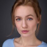 Jiřina Daňhelová Instagram - 1) Benedict Cumberbatch je můj ztracenej bracha a seriál ,,Better call Saul” je jen starší verze ,,Better call me” 2)Luccy je obyčejné děvče vyrustající na předměstí nedaleko Seattlu. Podle vlastních slov je nezajímavá a nudná „šedá myš" s nízkým sebevědomím, pravý opak tajemného podnikatele Johna v jehož firmě je stážistkou. Přestože se ji Mr. Great svým chladným a odměřeným chováním snaží odradit, má ho plnou hlavu. Bez ohledu na to, že ji varuje, jak je komplikovaný a ve zlověstných náznacích mluví o svém specifickém vkusu, není Lucy jeho přitažlivosti schopná odolat. Ani Mr.Great však není vůči téhle plaché dívce imunní a postupně ji začne otevírat dveře do své třinácté komnaty. 3)Na cestě do ,,Sama doma” Týýdam,tydadadam 4)Na cestě ZE ,,Sama doma” Pampadampam. 5)Na plakátě k novému seriálu tv Prima z prostředí ranče, kde je hlavní kovboj Richard Krajčo. @stanislavcallas thanks for your ,,chin up” ! it´s like “keep your spirit up” and that means a lot to me. Especially at this time🤍 @martarajohnson dekuji za efekt ,,mozná se tak narodila” i za vamp girl, jsi skvělá ! (a neděkuji za apku SHEIN !!!) 🤍