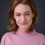 Jiřina Daňhelová Instagram - 1) Benedict Cumberbatch je můj ztracenej bracha a seriál ,,Better call Saul” je jen starší verze ,,Better call me” 2)Luccy je obyčejné děvče vyrustající na předměstí nedaleko Seattlu. Podle vlastních slov je nezajímavá a nudná „šedá myš" s nízkým sebevědomím, pravý opak tajemného podnikatele Johna v jehož firmě je stážistkou. Přestože se ji Mr. Great svým chladným a odměřeným chováním snaží odradit, má ho plnou hlavu. Bez ohledu na to, že ji varuje, jak je komplikovaný a ve zlověstných náznacích mluví o svém specifickém vkusu, není Lucy jeho přitažlivosti schopná odolat. Ani Mr.Great však není vůči téhle plaché dívce imunní a postupně ji začne otevírat dveře do své třinácté komnaty. 3)Na cestě do ,,Sama doma” Týýdam,tydadadam 4)Na cestě ZE ,,Sama doma” Pampadampam. 5)Na plakátě k novému seriálu tv Prima z prostředí ranče, kde je hlavní kovboj Richard Krajčo. @stanislavcallas thanks for your ,,chin up” ! it´s like “keep your spirit up” and that means a lot to me. Especially at this time🤍 @martarajohnson dekuji za efekt ,,mozná se tak narodila” i za vamp girl, jsi skvělá ! (a neděkuji za apku SHEIN !!!) 🤍