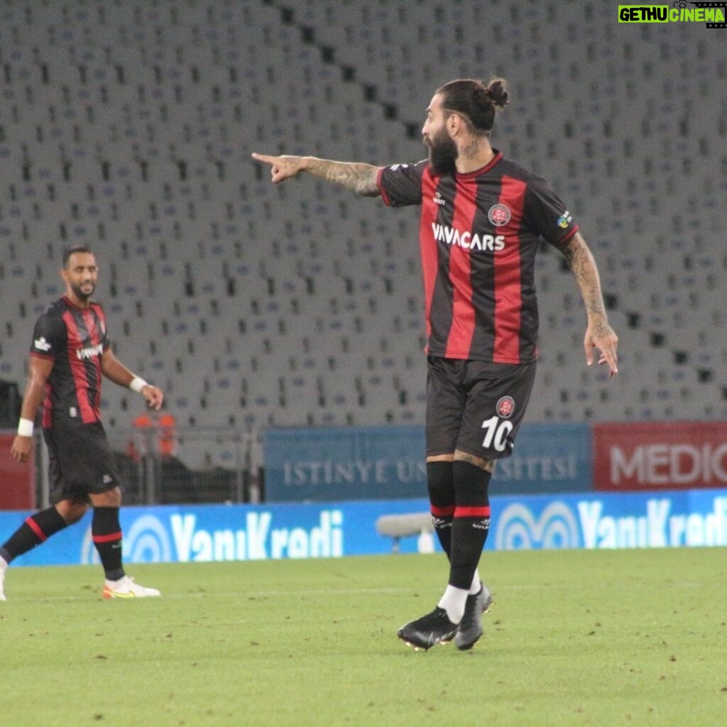 Jimmy Durmaz Instagram - Ilk mac 3 puan ✅ its a long way to go everything is not perfect but with the right mindset and the right work etic We Will reach what We want🙏🏻🙏🏻 ⚫🔴 #jd #dmz #karagumruk #gumruk
