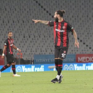Jimmy Durmaz Instagram - Ilk mac 3 puan ✅ its a long way to go everything is not perfect but with the right mindset and the right work etic We Will reach what We want🙏🏻🙏🏻 ⚫️🔴 #jd #dmz #karagumruk #gumruk