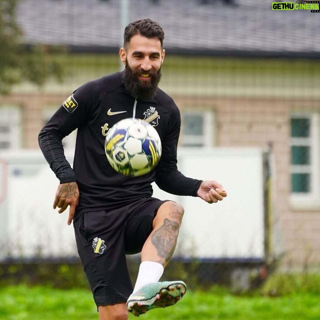 Jimmy Durmaz Instagram - Just smile and be calm everything Will come with time 🙏⚽