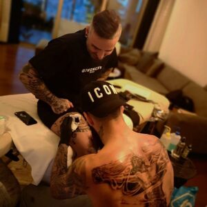 Jimmy Durmaz Instagram - #tb to when i got to tattoo @essmoufid🔥🔥🔥 for  tattoo Bookings I’m fully booked all 2020 sorry😂😂😂 moufid it’s time to continue on the back piece #tattoo #ink #beard #jdbeard #dmz #tattooart #tattoos #tattooartist