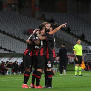 Jimmy Durmaz Instagram - Bravo takim pes etme +3 ✅ 
#dmz #gumrumk #karagumruk #devamke