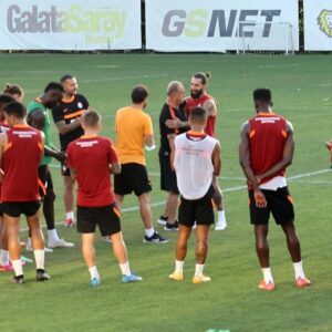 Jimmy Durmaz Instagram - Sevgili Galatasaray’lılar bugün itibariyle aranızdan ayrılıyorum…Başta ; Çocukluk hayalimin gerçekleşmesini sağlayan ve geldiğim ilk günden beri her oyuncuya olduğu gibi bana da Baba gibi yaklaşan Fatih Hocama,yardımcılarına,Bütün takım arkadaşlarıma,Florya personeline ve Büyük Galatasaray taraftarına çok ama çok teşekkür ederim…
Bu sevgiyi hayatımın sonuna kadar kalbimin en güzel yerinde saklayacağım…
💛❤️ 
#galatasaray