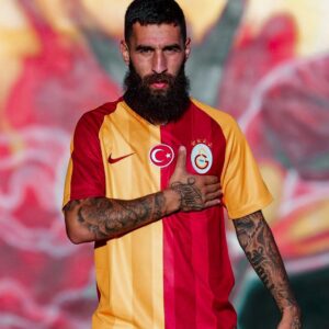 Jimmy Durmaz Instagram - Sevgili Galatasaray’lılar bugün itibariyle aranızdan ayrılıyorum…Başta ; Çocukluk hayalimin gerçekleşmesini sağlayan ve geldiğim ilk günden beri her oyuncuya olduğu gibi bana da Baba gibi yaklaşan Fatih Hocama,yardımcılarına,Bütün takım arkadaşlarıma,Florya personeline ve Büyük Galatasaray taraftarına çok ama çok teşekkür ederim…
Bu sevgiyi hayatımın sonuna kadar kalbimin en güzel yerinde saklayacağım…
💛❤️ 
#galatasaray