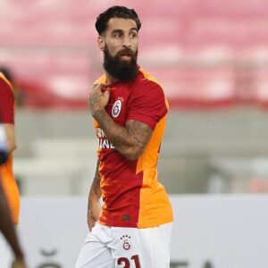 Jimmy Durmaz Instagram - Sevgili Galatasaray’lılar bugün itibariyle aranızdan ayrılıyorum…Başta ; Çocukluk hayalimin gerçekleşmesini sağlayan ve geldiğim ilk günden beri her oyuncuya olduğu gibi bana da Baba gibi yaklaşan Fatih Hocama,yardımcılarına,Bütün takım arkadaşlarıma,Florya personeline ve Büyük Galatasaray taraftarına çok ama çok teşekkür ederim…
Bu sevgiyi hayatımın sonuna kadar kalbimin en güzel yerinde saklayacağım…
💛❤️ 
#galatasaray