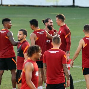 Jimmy Durmaz Instagram - Sevgili Galatasaray’lılar bugün itibariyle aranızdan ayrılıyorum…Başta ; Çocukluk hayalimin gerçekleşmesini sağlayan ve geldiğim ilk günden beri her oyuncuya olduğu gibi bana da Baba gibi yaklaşan Fatih Hocama,yardımcılarına,Bütün takım arkadaşlarıma,Florya personeline ve Büyük Galatasaray taraftarına çok ama çok teşekkür ederim…
Bu sevgiyi hayatımın sonuna kadar kalbimin en güzel yerinde saklayacağım…
💛❤️ 
#galatasaray