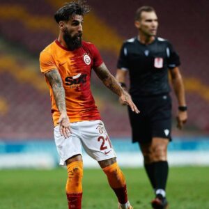 Jimmy Durmaz Instagram - Sevgili Galatasaray’lılar bugün itibariyle aranızdan ayrılıyorum…Başta ; Çocukluk hayalimin gerçekleşmesini sağlayan ve geldiğim ilk günden beri her oyuncuya olduğu gibi bana da Baba gibi yaklaşan Fatih Hocama,yardımcılarına,Bütün takım arkadaşlarıma,Florya personeline ve Büyük Galatasaray taraftarına çok ama çok teşekkür ederim…
Bu sevgiyi hayatımın sonuna kadar kalbimin en güzel yerinde saklayacağım…
💛❤️ 
#galatasaray