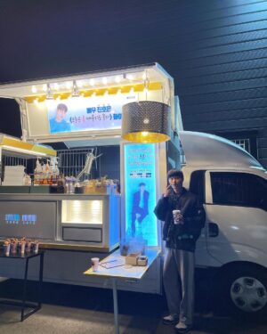 Jin Ho-eun Instagram - 우리 현장의 첫 커피차 🫰🏻
아우터 최고 🙌🏻 
맛있게 잘 먹고 잘 마셨습니다! 기대해주세요!
#오늘은좀매울지도몰라 🤒🍳👨‍👩‍👦