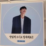 Jin Ho-eun Instagram - 우리 현장의 첫 커피차 🫰🏻 아우터 최고 🙌🏻 맛있게 잘 먹고 잘 마셨습니다! 기대해주세요! #오늘은좀매울지도몰라 🤒🍳👨‍👩‍👦