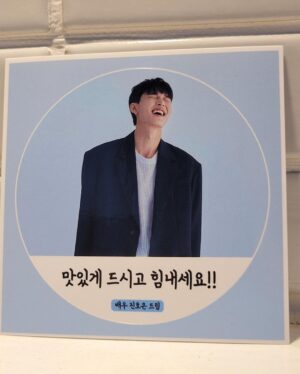 Jin Ho-eun Instagram - 우리 현장의 첫 커피차 🫰🏻
아우터 최고 🙌🏻 
맛있게 잘 먹고 잘 마셨습니다! 기대해주세요!
#오늘은좀매울지도몰라 🤒🍳👨‍👩‍👦