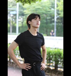 Jin Ho-eun Instagram - 쉬는 시간에 머쓱타드 🙈