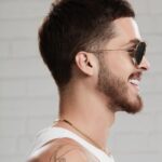 João Guilherme Ávila Instagram – Estilo, inovação e singularidade – a @rayban mandou muito neste lançamento! Os modelos da coleção #RayBanReverse ficam lindos em todos os formatos de rosto, justamente pela variedade de design e cores. Corre no site ou nas melhores óticas do Brasil e garanta o seu 😉 
#RayBanPartner 
*publicidade