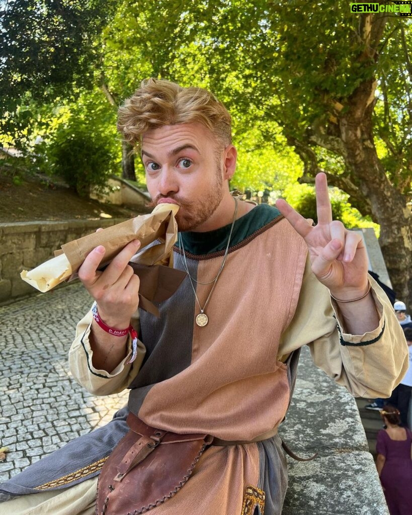 João Pedro Bernardes Instagram - Hoje entrámos num portal do tempo e viajámos até ao século XIV na @viagemmedieval 🏰 Fazemos questão de vir cá todos os anos, beber a bela da sangria, comer os melhores doces e ver espetáculos que nos levam ao tempo dos Reis 👑 Esta viagem medieval é das maiores da Europa!! E acontece de 2 a 13 de Agosto, em Santa Maria da Feira! ⚔️ Ps. Digam lá: estes trajes medievais são a nossa cara ou não? 😂👀 . . #viagemmedieval #santamariadafeira #visitfeira #visitportugal #medievalemportugal #portugal p u b Viagem Medieval em Terra de Santa Maria