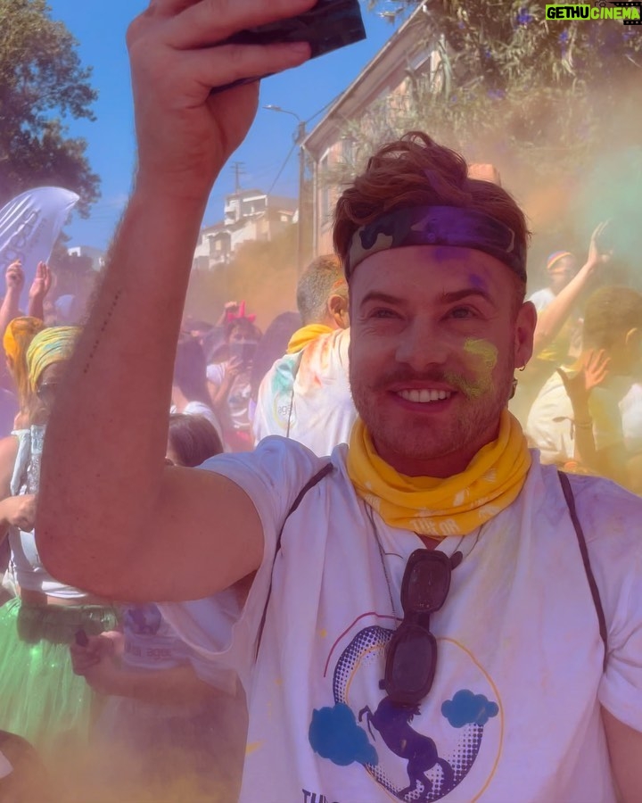 João Pedro Bernardes Instagram - O mundo precisa(va) de mais cor 🌈 A The Color Run by Ageas é muito mais que uma corrida, é um convite para todos/as fazerem exercício físico e se divertirem! 🥰  Obrigado @ageasgrupo pelo convite, e por tornarem o mundo num lugar mais feliz! Foram, sem dúvida, os 5km mais felizes e coloridos do Planeta! #GrupoAgeasPortugal #thecolorrunportugal / p u b Gondomar, Portugal