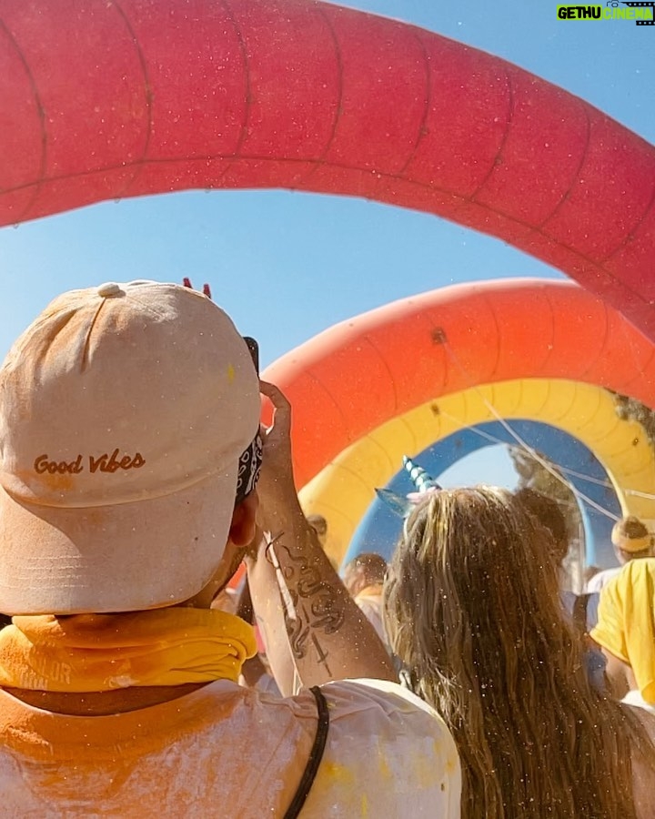 João Pedro Bernardes Instagram - O mundo precisa(va) de mais cor 🌈 A The Color Run by Ageas é muito mais que uma corrida, é um convite para todos/as fazerem exercício físico e se divertirem! 🥰  Obrigado @ageasgrupo pelo convite, e por tornarem o mundo num lugar mais feliz! Foram, sem dúvida, os 5km mais felizes e coloridos do Planeta! #GrupoAgeasPortugal #thecolorrunportugal / p u b Gondomar, Portugal