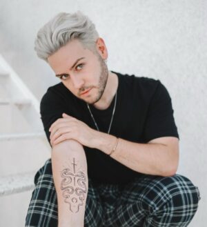 João Pedro Bernardes Instagram - Enfrentar. Lutar. Renascer. 
Demorei muito (muuuito) tempo a ganhar coragem para fazer a minha primeira tatuagem grande. Sempre quis, mas tinha medo de escolher algo que me fosse arrepender. Pensei nos últimos anos e decidi que queria algo que refletisse parte de quem sou. Esta tatuagem representa o enfrentar-me a mim mesmo, nos meus maiores desejos e medos. Representa a luta interna por tudo aquilo que acredito que mereço e pelo qual irei lutar, por muito que o meu sabotador interno diga “não consegues”. É um reconhecer que mesmo o nosso lado mais escuro faz parte de nós e nos ajuda a apreciar a luz e a renascer. 
Estou muito feliz com o resultado, mesmo! 🤍 E vocês? O que acham? 🫶🏻