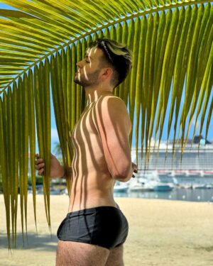 João Pedro Bernardes Instagram - um pouco de bunda, um pouco de mar. Equilíbrio é o que se quer 🫶🏻😂🌊