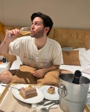João Pedro Bernardes Instagram - Quem faz anos quem é? 🙋🏻‍♂️🥳 um resumo do meu dia, com tudo o que eu mais amo: 🎂🥂👨🏻‍🦰🛁🧖‍♂️🏔️🍔💤 

E ainda dizem que não existem planos perfeitos 🤍

Feliz 🫶🏻