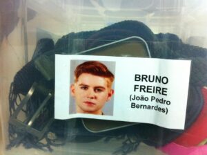 João Pedro Bernardes Instagram - Ver estas imagens de milhares de jovens a fazer o casting para o regresso dos morangos está criar em mim um forte sentimento de nostalgia.
Nunca contei isto, mas durante anos e anos, enquanto assistia aos morangos eu imaginava-me ali. Dava voltas e voltas à minha casa, de phones nos ouvidos, e a imaginar-me a estar ali. Queria mesmo muito. Lembro-me como se fosse ontem quando me disseram “olha, tens um casting para os morangos”. Naquele momento fantasiei tudo, já tinha a vida toda pintada na minha cabeça, eu ia entrar e acabou. Mas a vida é engraçada e gosta de te trocar as voltas. Fui ao casting, com uns nervos que não sabia possível de sentir. No dia 2 de Fevereiro de 2011 (há 12 anos!!) lá fui eu para lisboa e assim que o faço pela primeira vez, ouço: “olha, vais fazer outra vez, e desta vez faz o oposto do que acabaste de fazer..” - eu na altura andava em musicais por isso o casting foi tudo menos ‘natural’ e muito à lá musical. Por segundos pensei “pronto, estou arrumado”. Refiz, e a coisa lá se deu. Não saí de lá confiante mas a esperança continuou, sempre! Soube que tinha avançado para a próxima fase do casting e pouco depois já estava em Lisboa a fazer o workshop de 2 meses que prepara um grupo de potenciais atores para a série. Sentia que estava a viver um sonho, mas, ao mesmo tempo, e por incrível que pareça, raramente nos lembrávamos que estávamos ali por causa dos morangos. Foram uns 2 meses com muita aprendizagem, e que me deram ainda mais vontade de conseguir! Chega o dia do casting final, aquele dia em que ou é ou não é. Curiosamente fiz de “Kiko”, a personagem que acabaria por ser o meu irmão. Correu bem, e iríamos saber os resultados 2 semanas depois. O dia em que nos disseram quem iria ser o elenco foi, no mínimo, estranho. Foi lida a lista dos nomes e o meu não foi mencionado. Não tinha ficado. 
(Continua nos comentários 👇🏻)

#morangoscomaçucar #castingmorangoscomaçucar