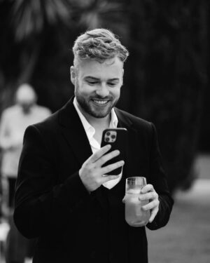 João Pedro Bernardes Instagram - Digam lá se não me saiu a sorte grande? 👀🤍

Ps. Ele está claramente a encomendar comida. Não está a falar comigo. Não se deixem enganar.