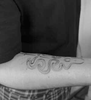 João Pedro Bernardes Instagram - Enfrentar. Lutar. Renascer. 
Demorei muito (muuuito) tempo a ganhar coragem para fazer a minha primeira tatuagem grande. Sempre quis, mas tinha medo de escolher algo que me fosse arrepender. Pensei nos últimos anos e decidi que queria algo que refletisse parte de quem sou. Esta tatuagem representa o enfrentar-me a mim mesmo, nos meus maiores desejos e medos. Representa a luta interna por tudo aquilo que acredito que mereço e pelo qual irei lutar, por muito que o meu sabotador interno diga “não consegues”. É um reconhecer que mesmo o nosso lado mais escuro faz parte de nós e nos ajuda a apreciar a luz e a renascer. 
Estou muito feliz com o resultado, mesmo! 🤍 E vocês? O que acham? 🫶🏻