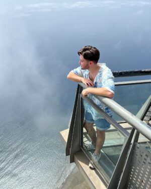 João Pedro Bernardes Instagram - Dia 2: Câmara de Lobos, Cabo Girão e as famosas bebidas Poncha e Nikita! ✌🏻🏝️ Um dia em grande 🤍
.
.
.
#madeira #ilhadamadeira #visitportugal #visitmadeira #travel #lifestyle #foodie #couple #lgbtq #portugal #caracoroablog
