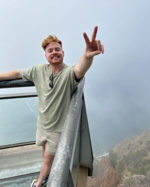 João Pedro Bernardes Instagram - Dia 2: Câmara de Lobos, Cabo Girão e as famosas bebidas Poncha e Nikita! ✌🏻🏝️ Um dia em grande 🤍
.
.
.
#madeira #ilhadamadeira #visitportugal #visitmadeira #travel #lifestyle #foodie #couple #lgbtq #portugal #caracoroablog