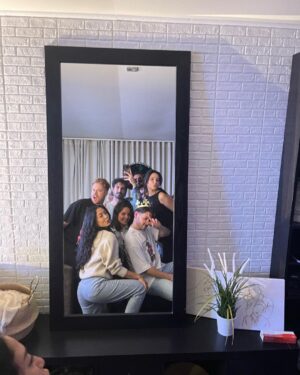 João Pedro Bernardes Instagram - Registos de um aniversário CAÓTICO, com amigos ainda mais CAÓTICOS mas que eu amo muito! 🫶🏻❤️

Qual é o vosso momento caótico preferido? 😂😂😂

Ps. Quem entender a referência de inspiração do meu bolo ganha uma fatia! 🫶🏻⚡️