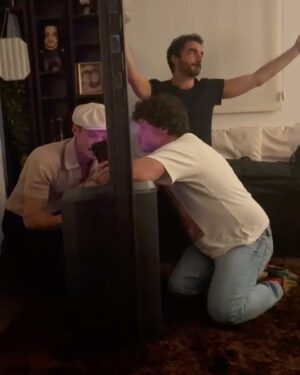 João Pedro Bernardes Instagram - Registos de um aniversário CAÓTICO, com amigos ainda mais CAÓTICOS mas que eu amo muito! 🫶🏻❤️

Qual é o vosso momento caótico preferido? 😂😂😂

Ps. Quem entender a referência de inspiração do meu bolo ganha uma fatia! 🫶🏻⚡️