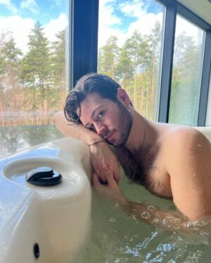 João Pedro Bernardes Instagram - Quem faz anos quem é? 🙋🏻‍♂️🥳 um resumo do meu dia, com tudo o que eu mais amo: 🎂🥂👨🏻‍🦰🛁🧖‍♂️🏔️🍔💤 

E ainda dizem que não existem planos perfeitos 🤍

Feliz 🫶🏻