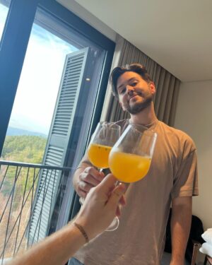 João Pedro Bernardes Instagram - Quem faz anos quem é? 🙋🏻‍♂️🥳 um resumo do meu dia, com tudo o que eu mais amo: 🎂🥂👨🏻‍🦰🛁🧖‍♂️🏔️🍔💤 

E ainda dizem que não existem planos perfeitos 🤍

Feliz 🫶🏻