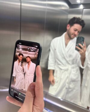 João Pedro Bernardes Instagram - Quem faz anos quem é? 🙋🏻‍♂️🥳 um resumo do meu dia, com tudo o que eu mais amo: 🎂🥂👨🏻‍🦰🛁🧖‍♂️🏔️🍔💤 

E ainda dizem que não existem planos perfeitos 🤍

Feliz 🫶🏻