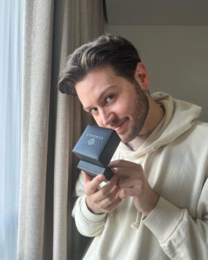 João Pedro Bernardes Instagram - Quem faz anos quem é? 🙋🏻‍♂️🥳 um resumo do meu dia, com tudo o que eu mais amo: 🎂🥂👨🏻‍🦰🛁🧖‍♂️🏔️🍔💤 

E ainda dizem que não existem planos perfeitos 🤍

Feliz 🫶🏻