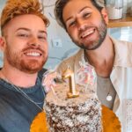 João Pedro Bernardes Instagram – Há 1 ano estávamos a tornar-nos os tios mais fixes de sempre, com o nascimento da nossa Isabelinha 💕

Para celebrar o seu primeiro aniversário, decidimos fazer um ‘smash the cake’, que consiste em fazer um bolo para o bebé destruir 🍰 

Tinha toda a lógica serem estes dois tios, nabos na cozinha, a fazerem o bolo! Feito apenas com ingredientes que ela pode comer e com MUITO AMOR! 🥰

Se quiserem recriar, só precisam de:
Aveia, 3 ou 4 bananas (de preferência maduras), tâmaras (para o recheio e cobertura) e côco ralado (para finalizar e dar aquele ar mai leindo ao bolo). Um agradecimento especial à linda da @ladolce_rita pela ajuda ❤️

Isabelinha, os tios gostam muito de ti e daqui a uns anos já te levamos ao McDonalds connosco! 🫶🏻😂
.
.
.
#caracoroablog #baby #love #babygirl #birthday #smashthecake #cakesmash #cake #easyrecipe
#foodforbabies #family #família #firstbirthday