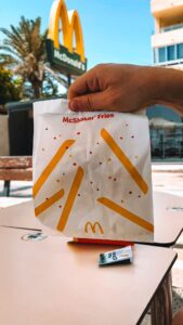 João Pedro Bernardes Instagram - Quem gostava de ver estas 🍟 em Portugal? #mcdonalds #comida #caracoroa #food #foodies #snacks #fastfood #batatasfritas #caracoroablog #espanha #spain #mcdonaldsespaña #alicante