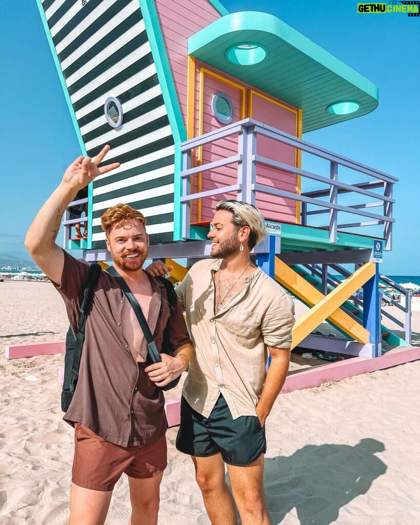 João Pedro Bernardes Instagram - 8 dias de 🤍🍸🌊🌞🍦 ps. a foto 9 está… 🥹👶🏼 . . . #caracoroablog #beach #lifestyle #outfit #youtuber #vlogger #explore #igersportugal #portugal #spain #visitspain #alicante #couple #lgbt Alicante, España